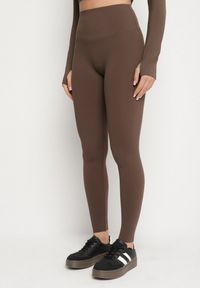 Born2be - Brązowe Legginsy z Wysokim Stanem i Przeszyciem Aletila. Okazja: na co dzień. Stan: podwyższony. Kolor: brązowy. Styl: casual