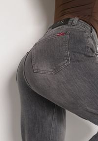 Born2be - Szare Jeansy Mom Fit z Wysokim Stanem Rallanda. Okazja: na co dzień, na spacer. Stan: podwyższony. Kolor: szary. Styl: casual #4