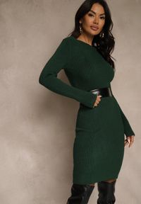 Renee - Ciemnozielona Prążkowana Sukienka z Dzianiny z Bawełną o Dopasowanym Kroju Tesoria. Okazja: na co dzień. Kolor: zielony. Materiał: dzianina, prążkowany, bawełna. Styl: casual #5