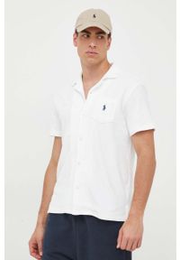 Polo Ralph Lauren koszula męska kolor biały regular z kołnierzykiem klasycznym. Typ kołnierza: kołnierzyk klasyczny, polo. Kolor: biały. Materiał: poliester, dzianina. Długość rękawa: krótki rękaw. Długość: krótkie. Wzór: gładki. Styl: klasyczny #1