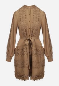 Born2be - Ciemnobeżowa Sukienka Koszulowa z Wiązanym Paskiem i Ażurowymi Taśmami Dimi. Typ kołnierza: kołnierzyk stójkowy. Kolor: beżowy. Materiał: materiał. Wzór: ażurowy. Typ sukienki: koszulowe. Długość: mini #2