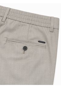 Ombre Clothing - Męskie spodnie chino REGULAR FIT z gumką w pasie – szaro-beżowe V1 - Rozmiar: XXL. Okazja: na co dzień. Kolor: szary. Materiał: guma, wiskoza, tkanina, poliester, materiał, bawełna, włókno. Styl: casual, elegancki