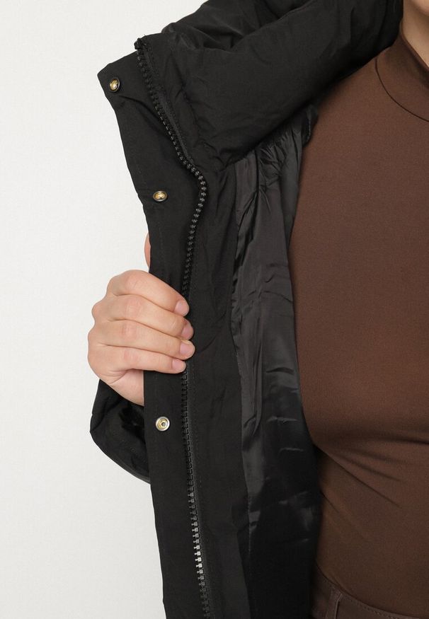 Born2be - Czarna Pikowana Kurtka Zimowa z Kapturem i Bocznymi Suwakami Falossea. Okazja: na co dzień. Typ kołnierza: kaptur. Kolekcja: plus size. Kolor: czarny. Materiał: poliester, dzianina, jeans. Sezon: zima. Styl: klasyczny, casual