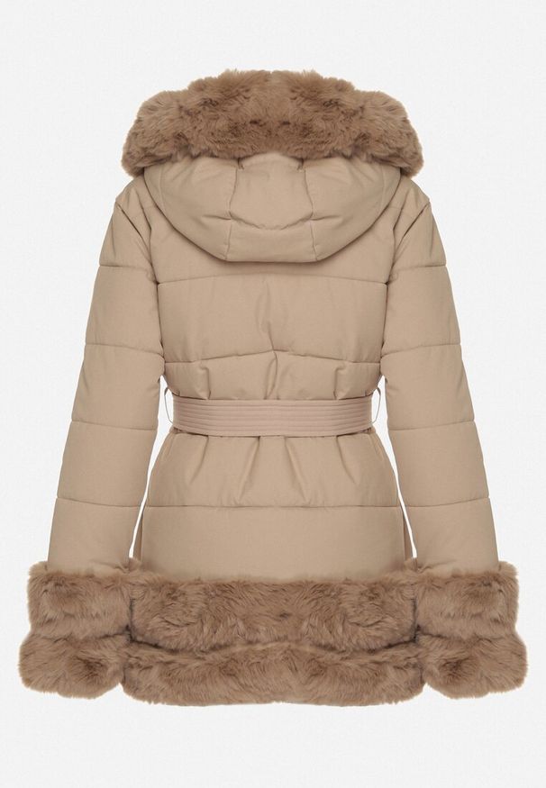 Born2be - Beżowa Taliowana Kurtka z Paskiem Kapturem i Ozdobnym Futrem Rainaria. Okazja: na co dzień, do pracy, na spotkanie biznesowe. Kolor: beżowy. Materiał: futro. Styl: casual, biznesowy, retro, elegancki