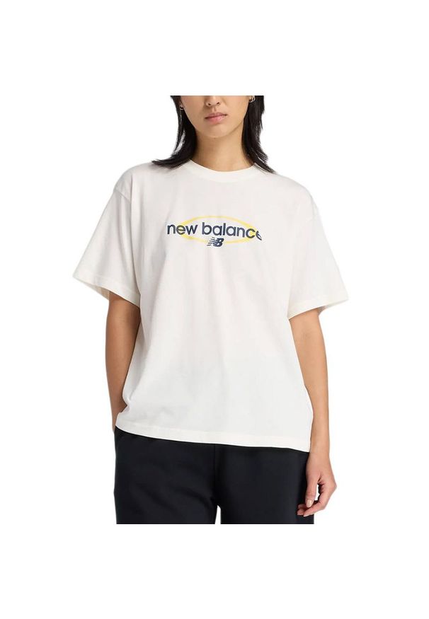 Koszulka damska New Balance WT61Z7OQSST - beżowa. Kolor: beżowy. Materiał: satyna, bawełna. Długość rękawa: krótki rękaw. Długość: krótkie. Wzór: napisy, haft