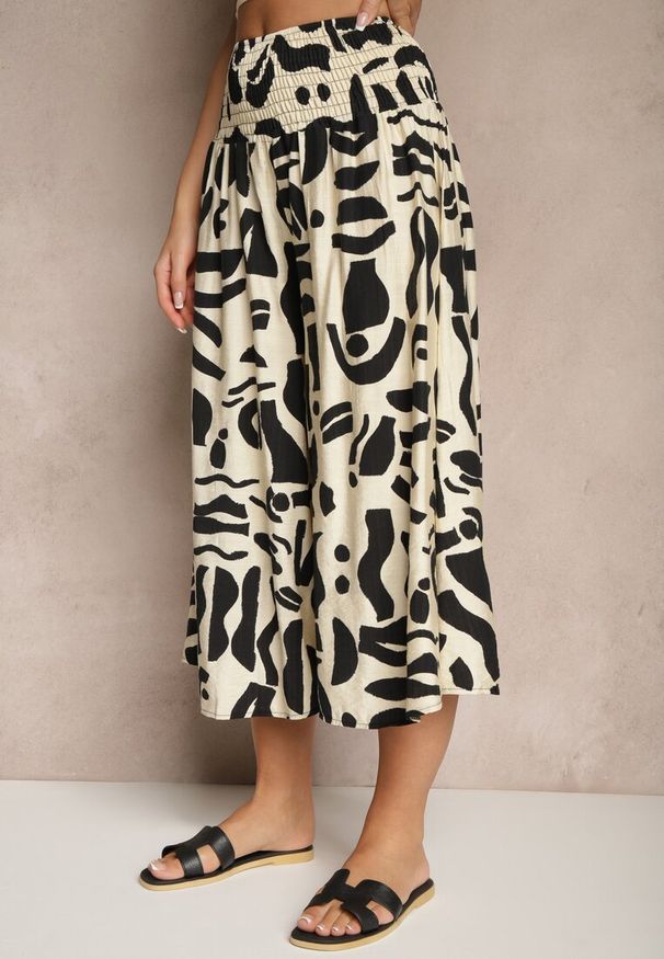 Renee - Czarne Szerokie Spodnie Culottes z Gumką Zdobione Geometrycznym Printem Sartebia. Okazja: na co dzień. Kolor: czarny. Wzór: geometria, aplikacja, nadruk. Styl: casual, elegancki