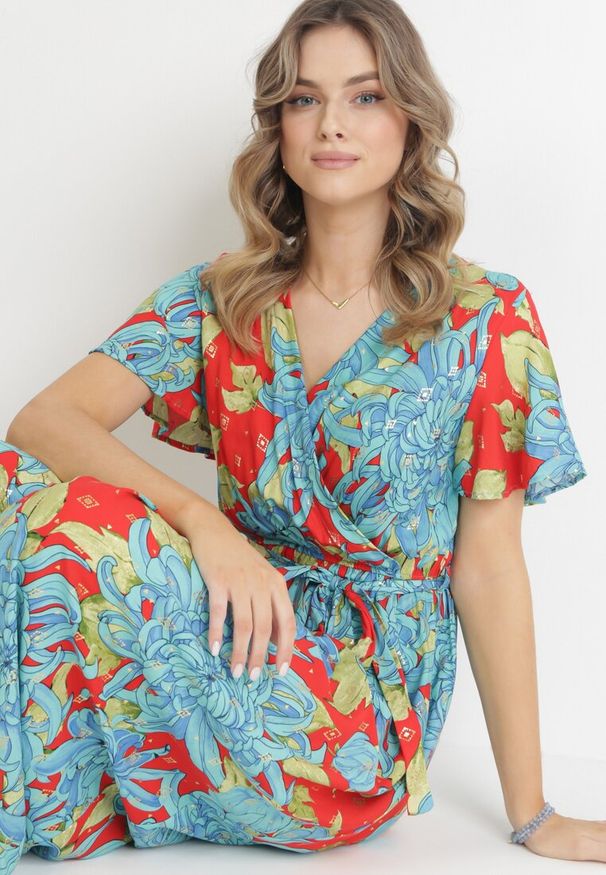 Born2be - Niebiesko-Czerwona Kopertowa Sukienka Maxi z Gumką w Pasie w Kwiaty z Wiskozy Aryna. Kolor: niebieski. Materiał: wiskoza. Długość rękawa: krótki rękaw. Wzór: kwiaty. Sezon: lato, wiosna. Typ sukienki: kopertowe. Długość: maxi