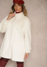 Renee - Jasnobeżowy Płaszcz z Futerka o Prostym Kroju ze Stójką i Kieszeniami Saliratia. Okazja: na co dzień, do pracy. Typ kołnierza: kołnierzyk stójkowy. Kolor: beżowy. Materiał: futro. Długość rękawa: długi rękaw. Długość: długie. Styl: casual, elegancki #4