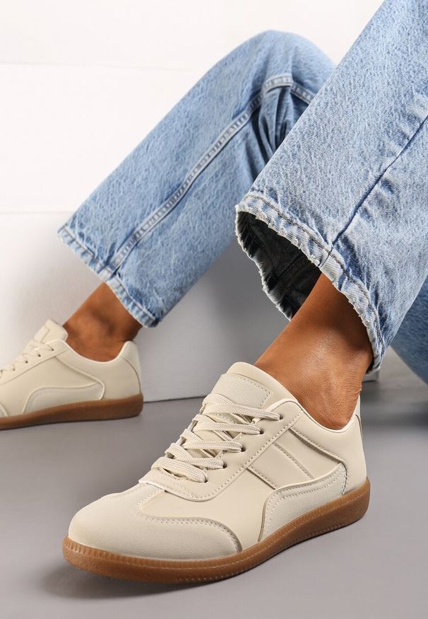 Renee - Beżowe Sneakersy z Ozdobnymi Przeszyciami przed Kostkę Redala. Wysokość cholewki: przed kostkę. Kolor: beżowy