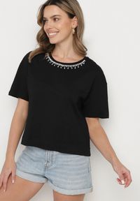 Born2be - Czarny Bawełniany T-shirt Ozdobiony Cyrkoniami Fadelis. Okazja: na co dzień, na spotkanie biznesowe. Kolor: czarny. Materiał: bawełna. Wzór: aplikacja. Styl: elegancki, biznesowy, casual #4