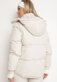Born2be - Jasnobeżowa Pudełkowa Kurtka Pikowana z Kapturem Anena. Typ kołnierza: kaptur. Kolor: beżowy. Styl: elegancki #5
