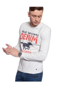 Mustang - LONGSLEEVE MUSTANG Adrian C Print 1008952 2064. Długość rękawa: długi rękaw. Długość: długie. Wzór: nadruk