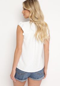 Born2be - Biały Top Koszulka bez Rękawów z Falbankami Enesa. Typ kołnierza: kołnierz z falbankami. Kolor: biały. Materiał: jeans. Długość rękawa: bez rękawów. Styl: klasyczny #7