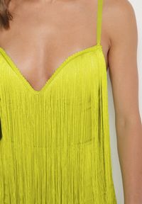 Born2be - Zielony Krótki Kombinezon z Długimi Frędzlami i Regulowanymi Ramiączkami Odenthe. Kolor: zielony. Długość rękawa: na ramiączkach. Długość: krótkie. Wzór: aplikacja #5