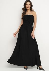 Born2be - Czarna Sukienka Koktajlowa Bandeau z Wiskozą Ozdobiona Marszczeniem Nalithae. Okazja: na co dzień. Kolor: czarny. Materiał: wiskoza. Wzór: aplikacja. Styl: wizytowy