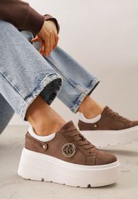Renee - Jasnobrązowe Sneakersy Vices na Platformie Ozdobione Metaliczną Aplikacją Tatellia. Okazja: na co dzień. Kolor: beżowy. Materiał: jeans. Wzór: aplikacja. Obcas: na platformie #1