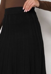 Born2be - Czarna Rozkloszowana Plisowana Spódnica Dzianinowa Tussana. Okazja: na co dzień. Stan: podwyższony. Kolor: czarny. Materiał: dzianina. Styl: casual #4