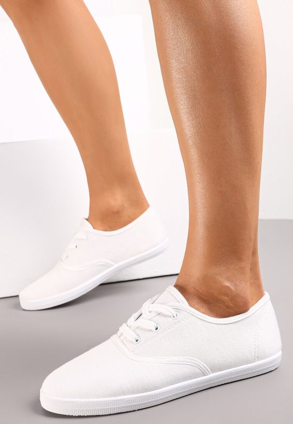 Born2be - Białe Tenisówki z Krótkim Sznurowaniem Aimena. Kolor: biały