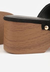 Renee - Czarne Klapki Drewniaki o Fasonie Loafersów z Ozdobnymi Nitami Sargita. Okazja: na co dzień. Kolor: czarny. Materiał: skóra. Wzór: haft. Styl: casual, elegancki #6