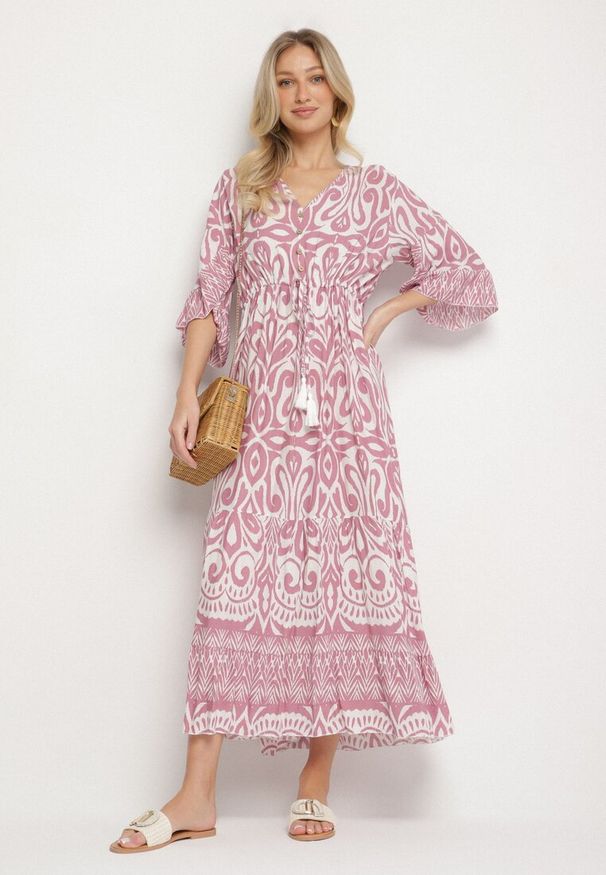 Born2be - Różowa Sukienka Bawełniana w Ornamentalny Wzór z Gumką w Talii Orrielle. Okazja: na co dzień. Typ kołnierza: dekolt w serek. Kolor: różowy. Materiał: bawełna. Typ sukienki: sportowe. Styl: casual, sportowy