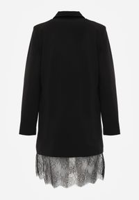 Born2be - Czarna Pudełkowa Sukienka VICES o Kroju Marynarki z Koronką Nyshis. Okazja: na co dzień, na spotkanie biznesowe. Kolor: czarny. Materiał: koronka. Wzór: koronka. Styl: klasyczny, casual, biznesowy, elegancki #3