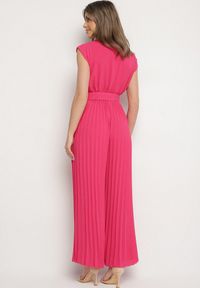 Born2be - Fuksjowy Kombinezon o Kopertowym Kroju z Plisami i Paskiem w Talii Salivania. Okazja: na wesele, na studniówkę, na imprezę, na ślub cywilny. Kolor: różowy. Styl: elegancki, klasyczny #5