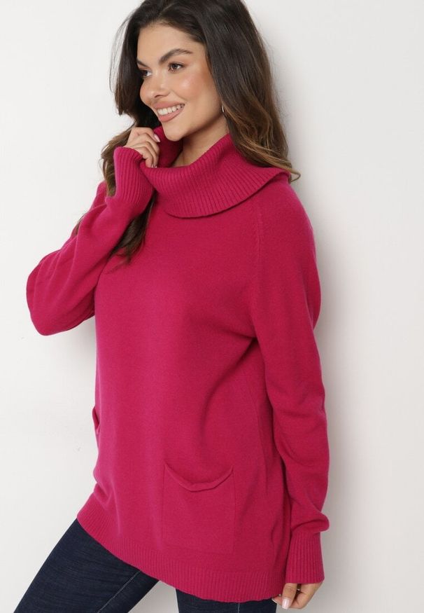 Born2be - Fuksjowy Golf z Wiskozą Zdobiony Wsuwanymi Kieszonkami Viaela. Okazja: na co dzień. Typ kołnierza: golf. Kolekcja: plus size. Kolor: różowy. Długość: długie. Wzór: aplikacja. Materiał: wiskoza. Długość rękawa: długi rękaw. Styl: elegancki, casual