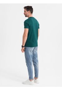 Ombre Clothing - Bawełniany męski t-shirt z nadrukiem na kieszonce – ciemnozielony V5. Okazja: na co dzień. Kolor: zielony. Materiał: bawełna. Wzór: nadruk. Styl: casual #8