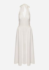 Born2be - Biała Sukienka o Rozkloszowanym Kroju z Wiązanym Dekoltem Halter Senicea. Okazja: na spacer, na co dzień. Typ kołnierza: dekolt halter. Kolor: biały. Typ sukienki: proste. Styl: casual #5