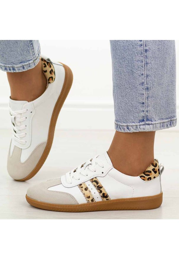 Białe skórzane półbuty damskie Filippo Dp7508/26. Okazja: na co dzień, na spacer. Kolor: biały. Materiał: skóra. Szerokość cholewki: normalna. Sezon: jesień, wiosna, lato. Obcas: na płaskiej podeszwie. Styl: klasyczny, casual, elegancki