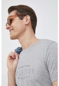 TOMMY HILFIGER - Tommy Hilfiger t-shirt bawełniany kolor szary z nadrukiem. Kolor: szary. Materiał: bawełna. Wzór: nadruk #2