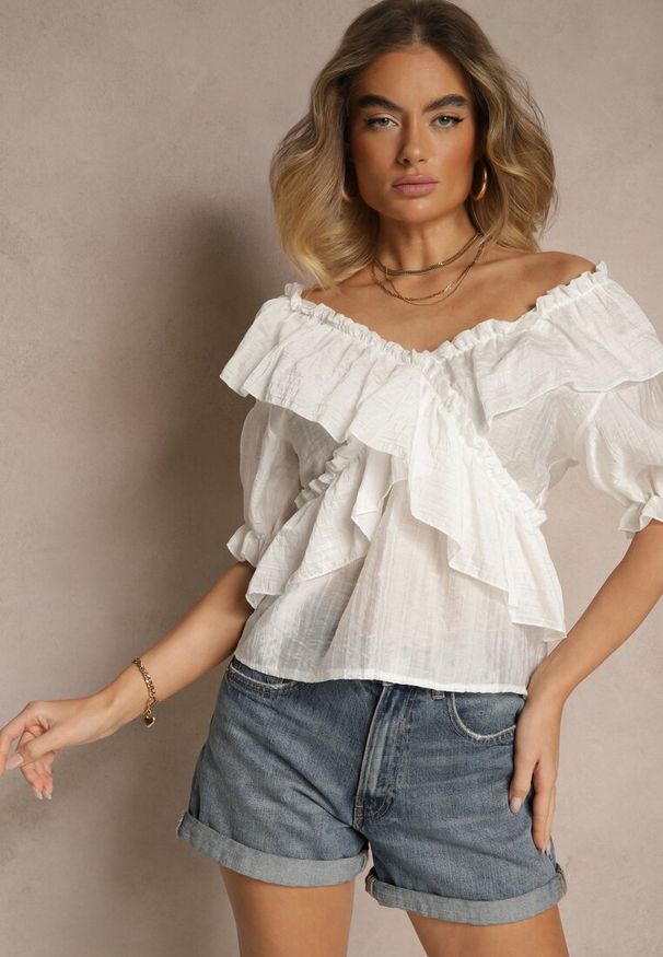 Renee - Biała Bluzka z Falbankami i Bufiastymi Rękawami Aliviera. Okazja: na co dzień. Typ kołnierza: kołnierz z falbankami. Kolor: biały. Materiał: jeans. Styl: elegancki, casual