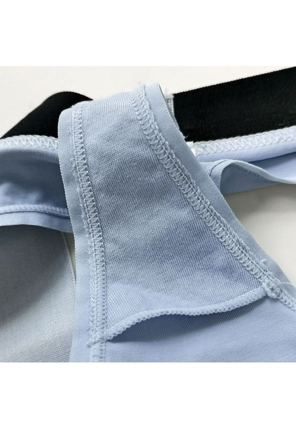 Intica - Stringi sportowe z elastycznego materiału na treningi Ayla. Kolor: niebieski. Materiał: materiał