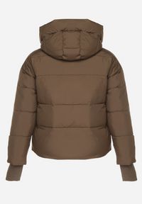 Born2be - Brązowa Pikowana Krótka Kurtka z Nieodpinanym Kapturem i Ozdobnymi Tasiemkami Mevannia. Okazja: na co dzień. Kolor: brązowy. Materiał: jeans. Długość: krótkie. Styl: casual #5