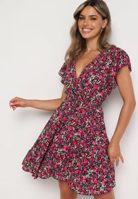 Born2be - Różowo-Czarna Bawełniana Sukienka z Gumką w Talii i Dekoltem w Serek o Kwiatowym Wzorze Doradea. Okazja: na co dzień. Typ kołnierza: dekolt w serek. Kolor: różowy. Materiał: bawełna. Długość rękawa: krótki rękaw. Wzór: kwiaty. Sezon: lato. Styl: wizytowy, casual, elegancki #5