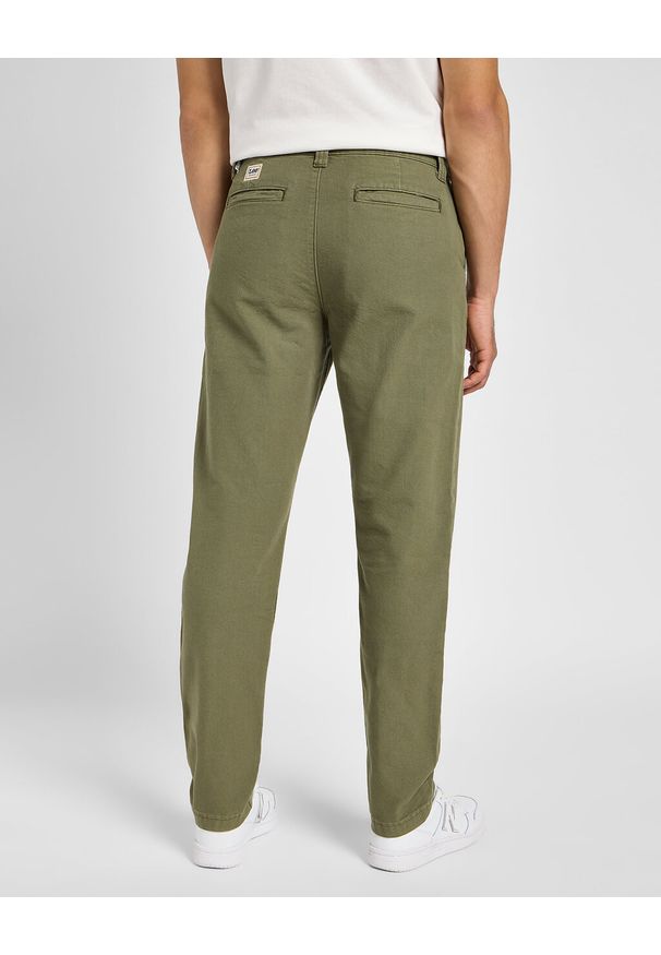 Lee - LEE MĘSKIE SPODNIE MATERIAŁOWE RELAXED WORKWEAR CHINO MERCANTIL GREEN 112355786 L78K008526. Materiał: materiał