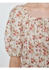 Big-Star - Sukienka dziewczęca z wiskozy w kwiatowy wzór perłowa Radojka 103. Okazja: na spacer. Typ kołnierza: kokarda, dekolt w karo. Kolor: kremowy. Materiał: wiskoza. Wzór: kwiaty. Sezon: lato #2