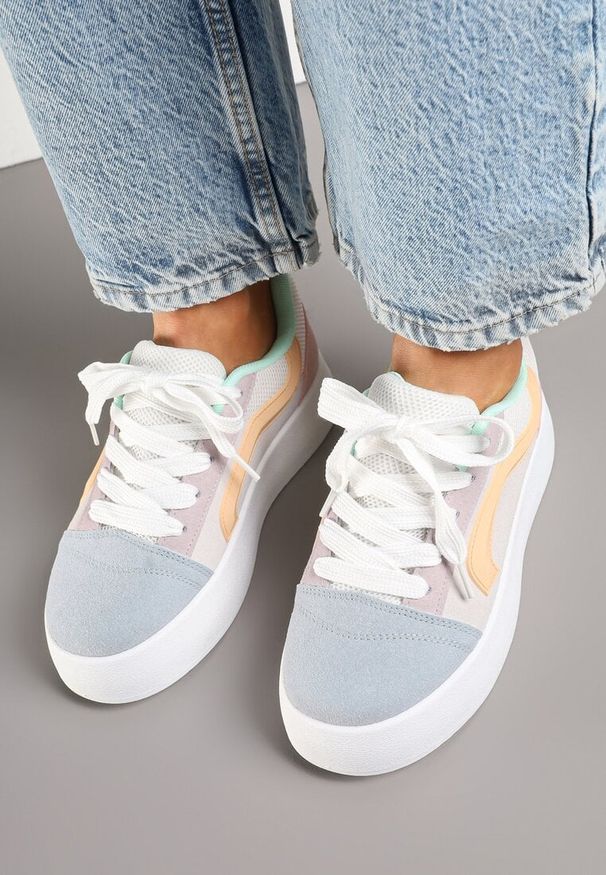 Renee - Niebiesko-Fioletowe Sneakersy Kultowe Tenisówki na Grubej Podeszwie Nurisora. Okazja: na co dzień. Nosek buta: okrągły. Kolor: niebieski. Materiał: jeans. Szerokość cholewki: normalna