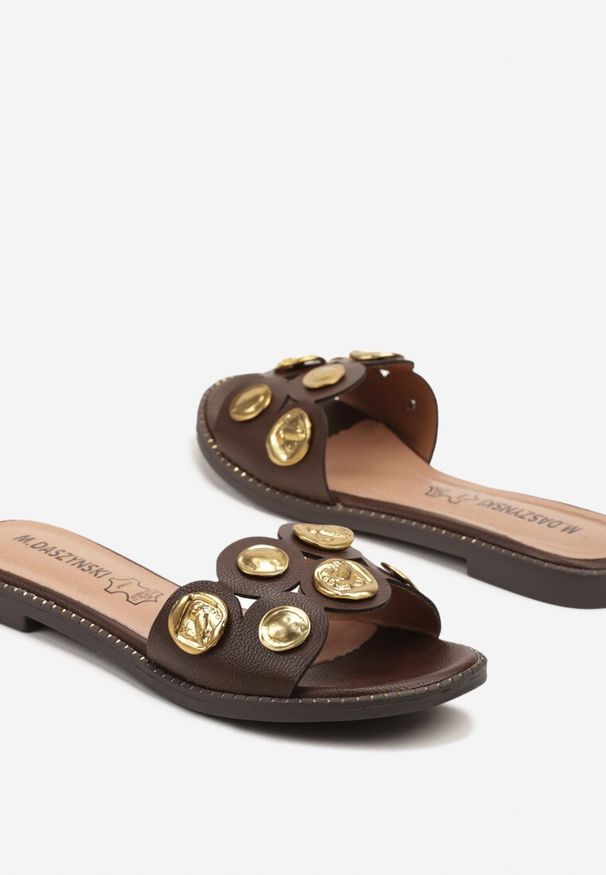 Renee - Brązowe Klapki Zdobione Nitami z Wkładką ze Skóry Naturalnej Felriz. Okazja: na spacer, na co dzień. Kolor: brązowy. Materiał: skóra. Wzór: aplikacja. Sezon: lato. Styl: elegancki, casual, klasyczny