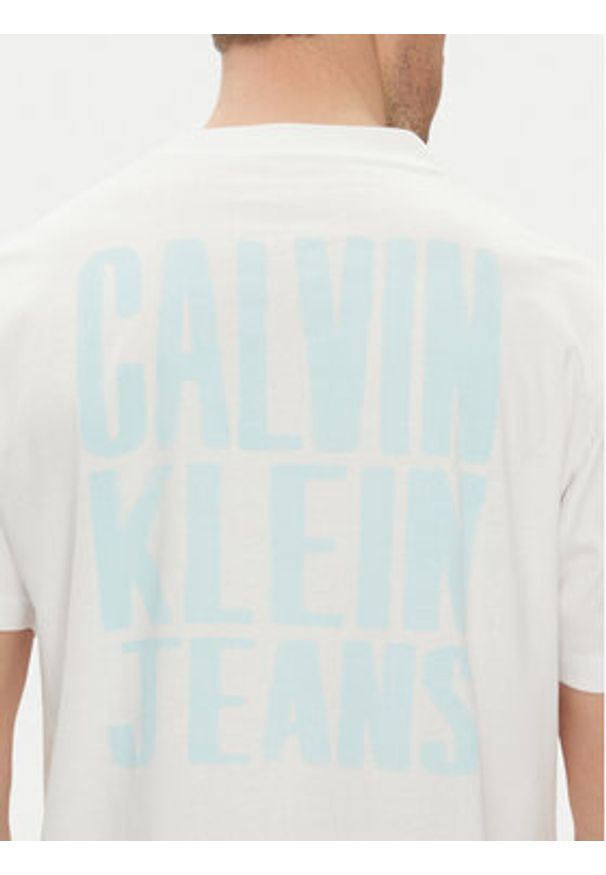 Calvin Klein Jeans T-Shirt Painted J30J327523 Biały Regular Fit. Kolor: biały. Materiał: bawełna
