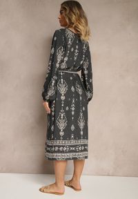 Renee - Ciemnoszara Pudełkowa Sukienka Boho w Etniczne Wzory z Paskiem Lisalenea. Okazja: na co dzień. Kolor: szary. Długość rękawa: długi rękaw. Sezon: lato. Styl: boho