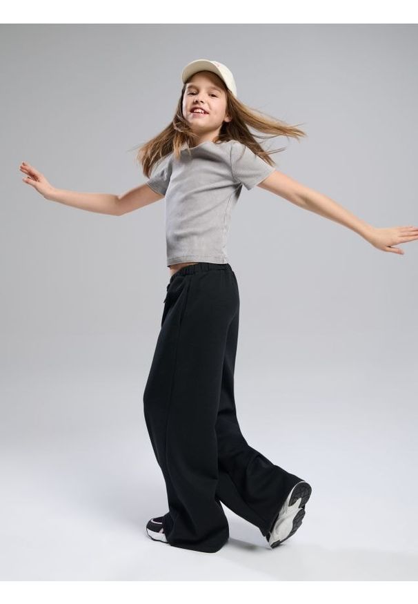 Sinsay - Szerokie spodnie wiązane w pasie - czarny. Kolor: czarny