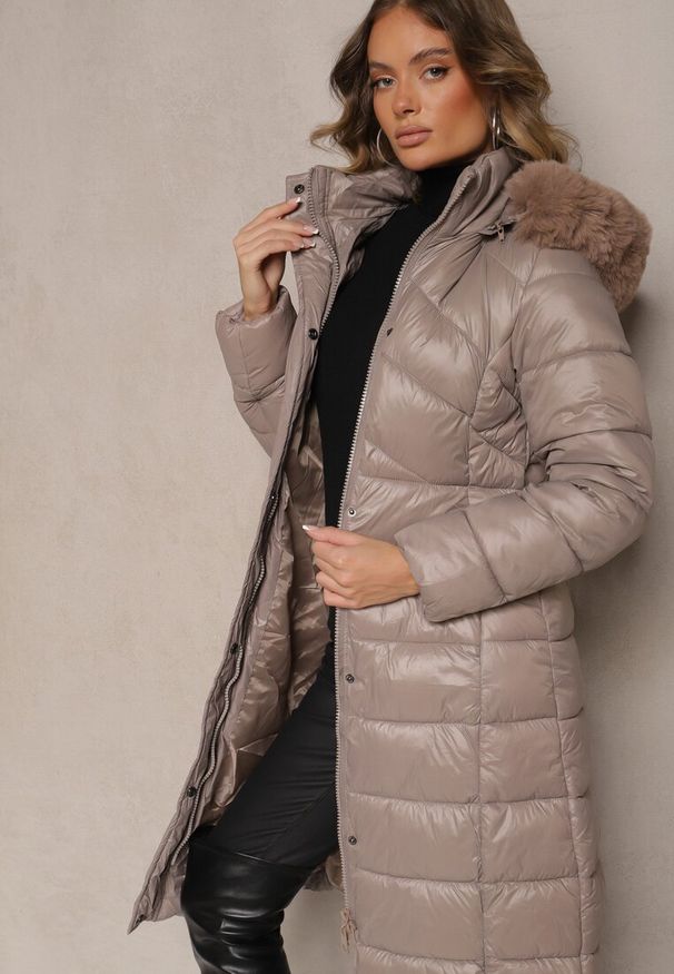 Renee - Beżowa Długa Kurtka Pikowana z Odpinanym Kapturem Ozdobionym Futerkiem i Paskiem Iveleti. Okazja: na co dzień. Kolor: beżowy. Materiał: futro. Długość: długie. Wzór: aplikacja. Styl: casual, elegancki