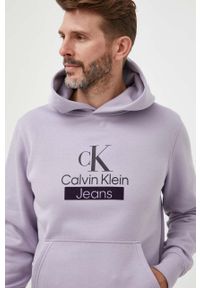 Calvin Klein Jeans bluza męska kolor fioletowy z kapturem z nadrukiem. Typ kołnierza: kaptur. Kolor: fioletowy. Materiał: bawełna. Wzór: nadruk #1