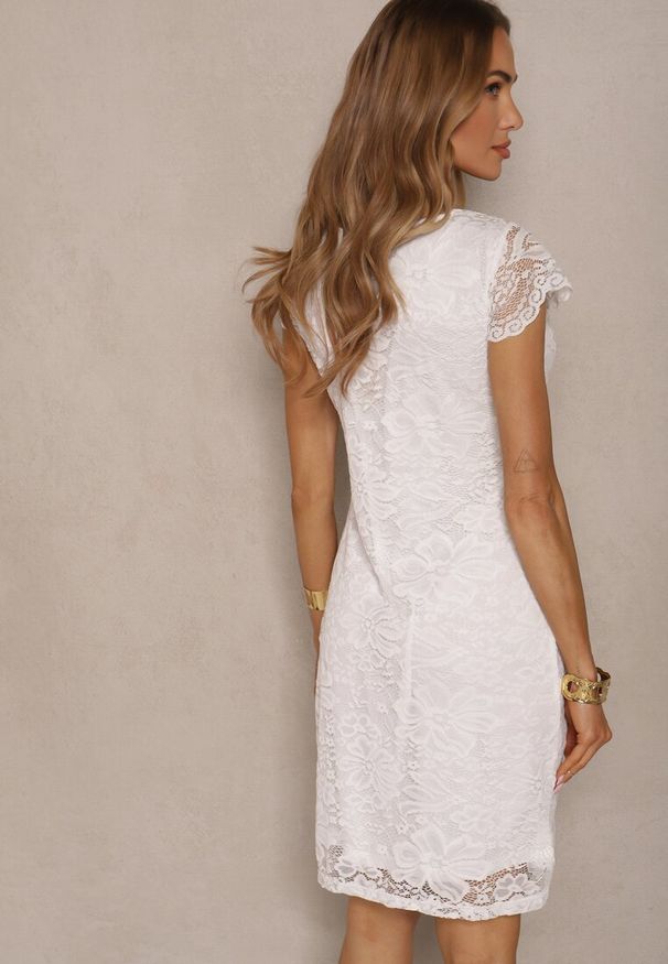 Renee - Biała Koronkowa Sukienka o Dopasowanym Kroju Kinana. Okazja: na imprezę, na randkę. Kolor: biały. Materiał: koronka. Sezon: lato