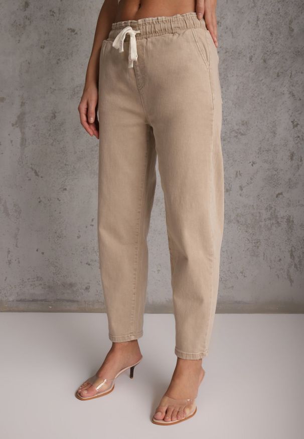 Renee - Beżowe Jeansy Mom Fit High Waist z Bawełny ze Ściągaczem w Pasie Phiales. Stan: podwyższony. Kolor: beżowy. Długość: długie. Wzór: gładki
