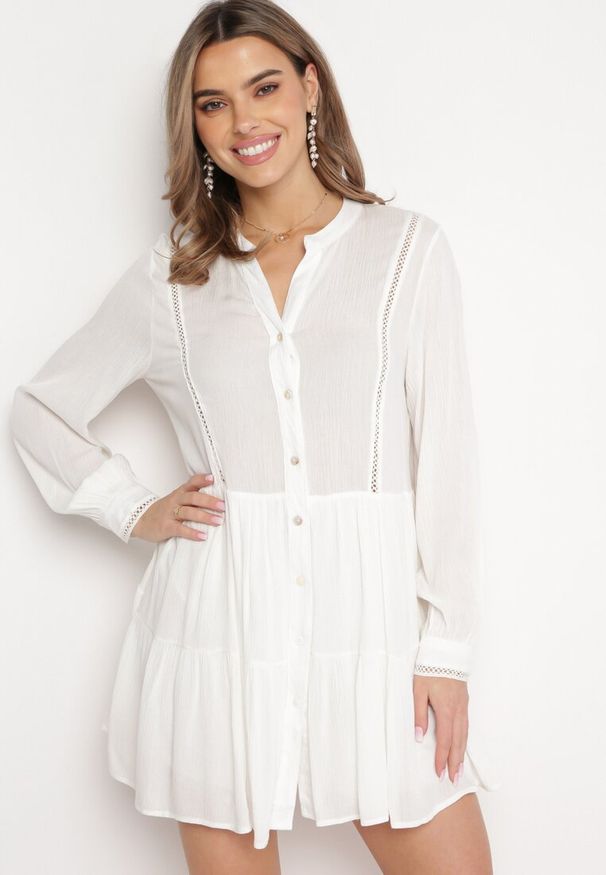 Born2be - Biała Koszulowa Sukienka w Stylu Boho z Rozkloszowanym Dołem Liorda. Kolor: biały. Sezon: lato, wiosna. Typ sukienki: koszulowe. Styl: boho. Długość: mini