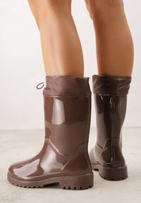 Born2be - Brązowe Lakierowane Kalosze ze Ściąganą Cholewką Fevaselle. Okazja: na spacer, na co dzień. Kolor: brązowy. Materiał: lakier. Szerokość cholewki: normalna. Styl: casual, klasyczny #6