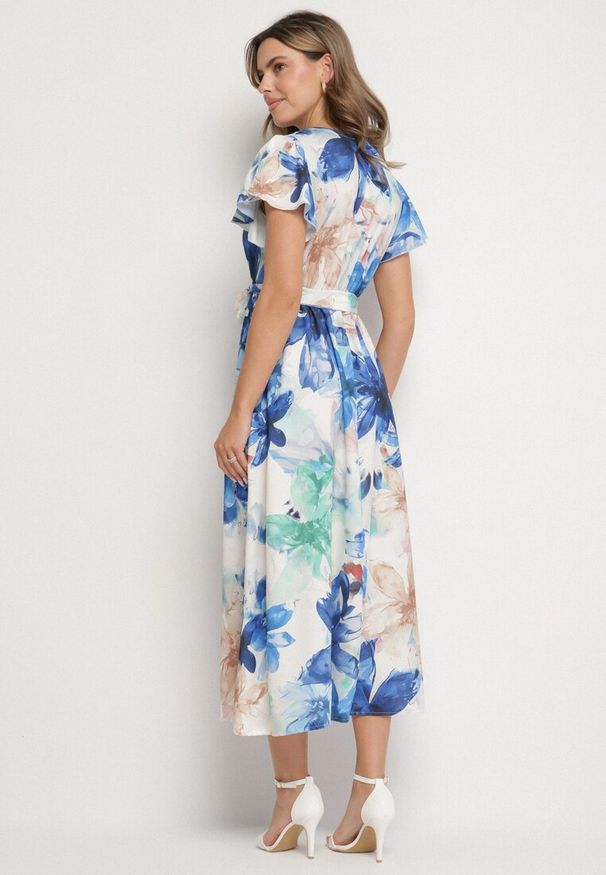 Born2be - Niebieska Sukienka w Kwiaty o Kopertowym Kroju z Wiązanym Paskiem Redanae. Okazja: na co dzień. Kolor: niebieski. Wzór: kwiaty. Typ sukienki: kopertowe. Styl: casual, elegancki