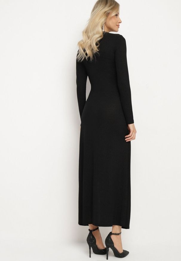 Born2be - Czarna Taliowana Sukienka z Wiskozą Ozdobiona Metaliczną Nitką i Supłem Ninnovia. Okazja: na co dzień, na spotkanie biznesowe. Kolor: czarny. Materiał: wiskoza. Wzór: aplikacja. Styl: wizytowy, klasyczny, elegancki, casual, biznesowy